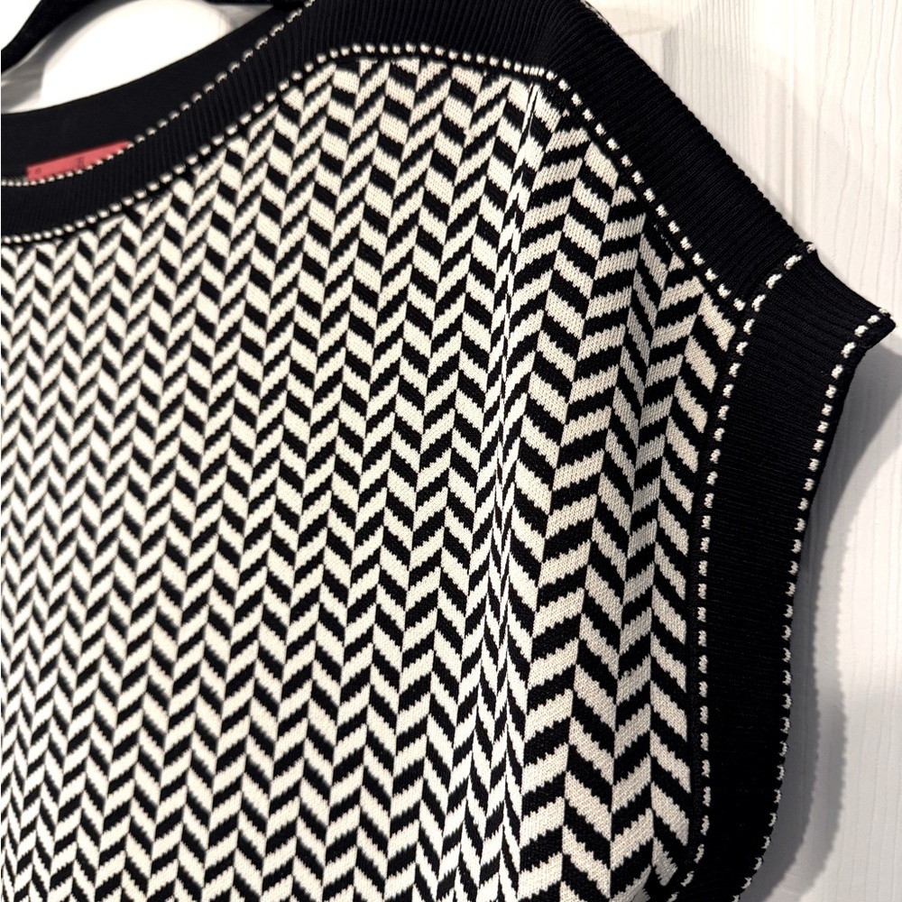 Carolina Herrera Luxury Black and Cream Generous Fit Patterned Top LIKE NEW - Picture 3 of 7